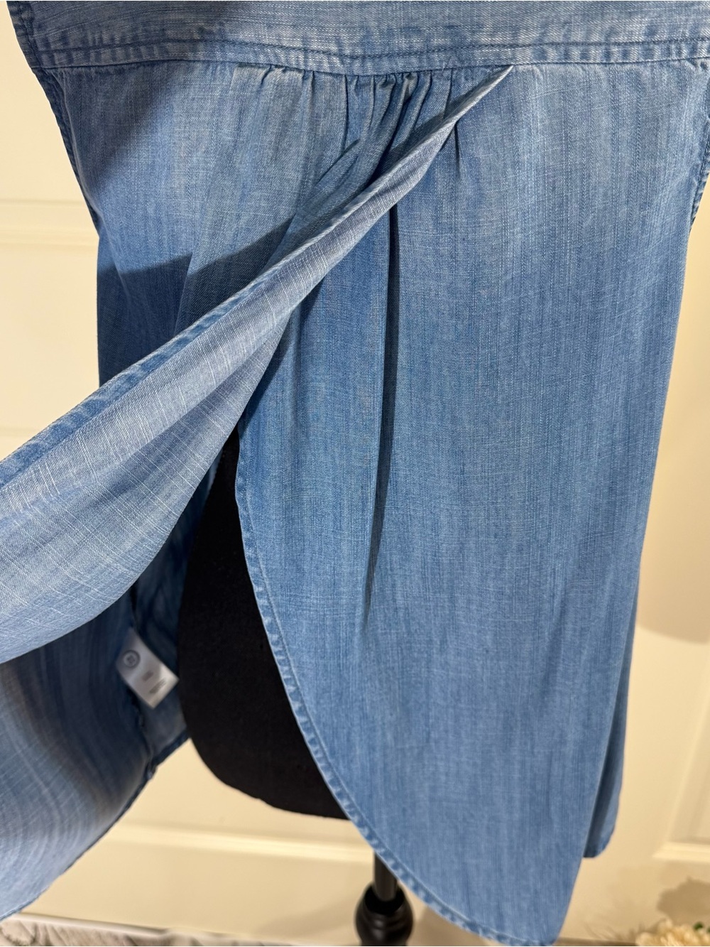 beachlunchlounge Sleeveless Tencel Denim Button-Down Top - Blue Small - Picture 5 of 10